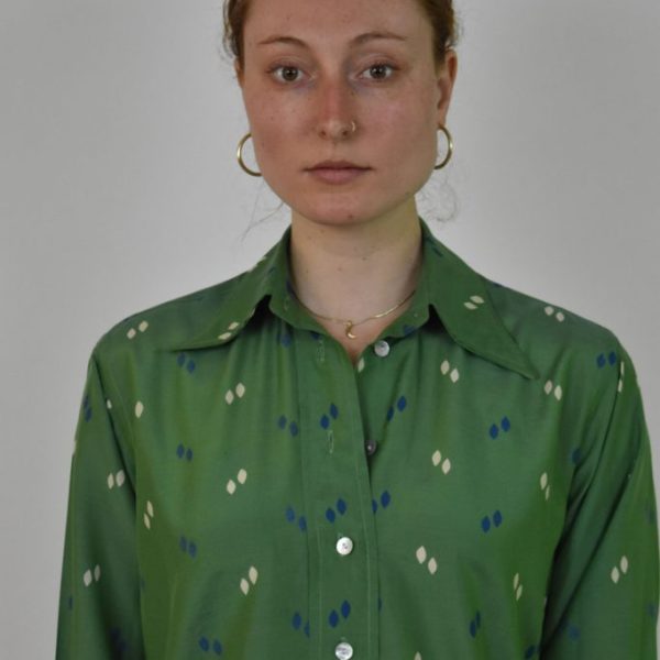 THE LIBRARIAN'S SHIRT IN GREEN SILK AND COTTON.